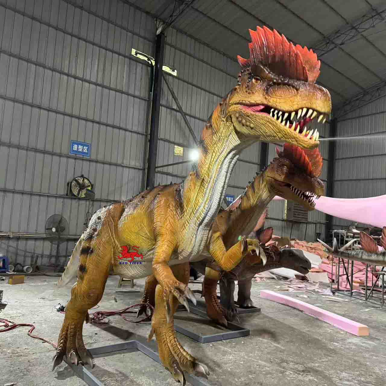 Mechanical  Dinosaurs Animatronic Spray Water Dilophosaurus Model Life Size Sculptures for Dinosaur Park Adventure Park