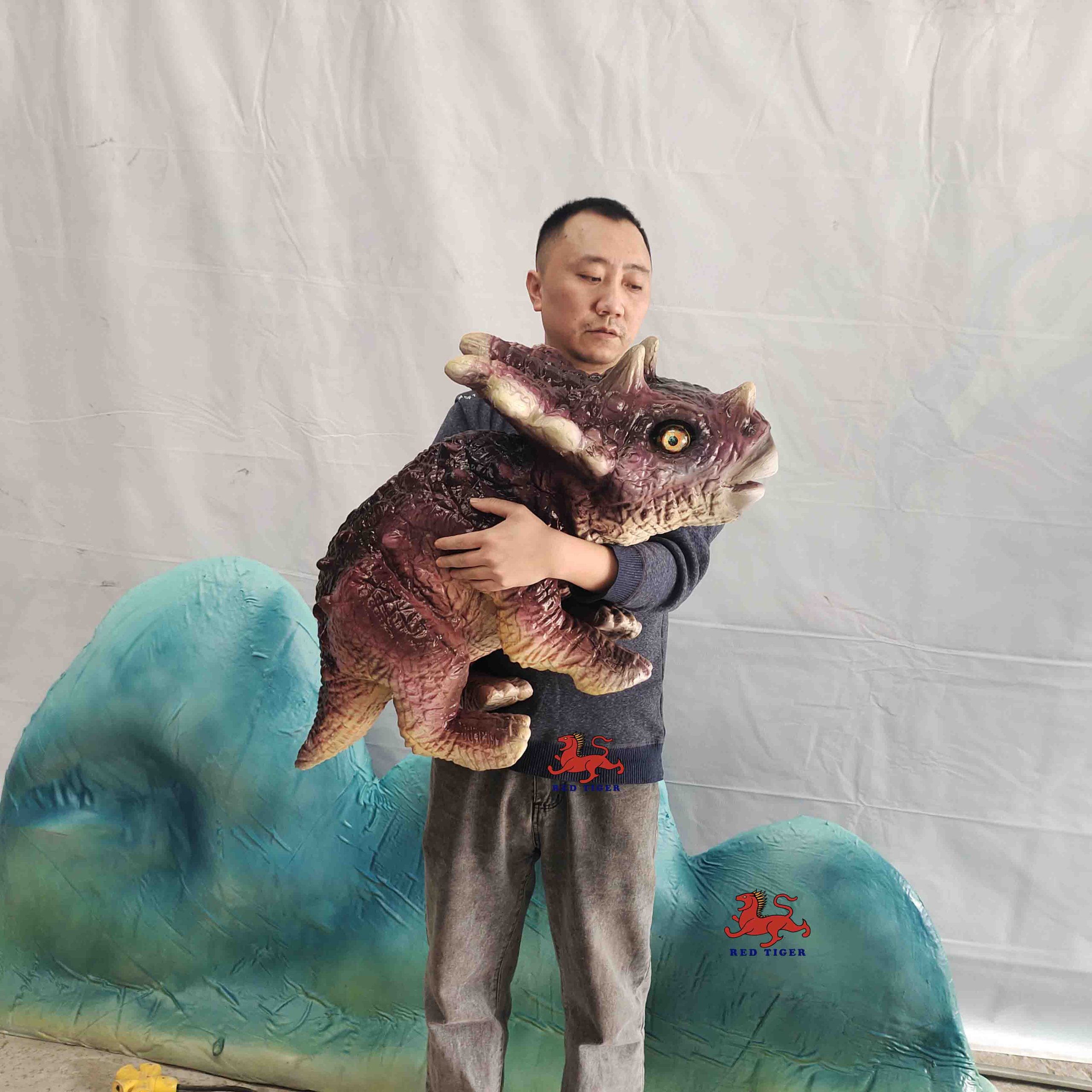 High Quality Metal Dinosaur Hand Puppet Economically Priced for Shopping Malls Public Airports Daycares Kindergartens Schools
