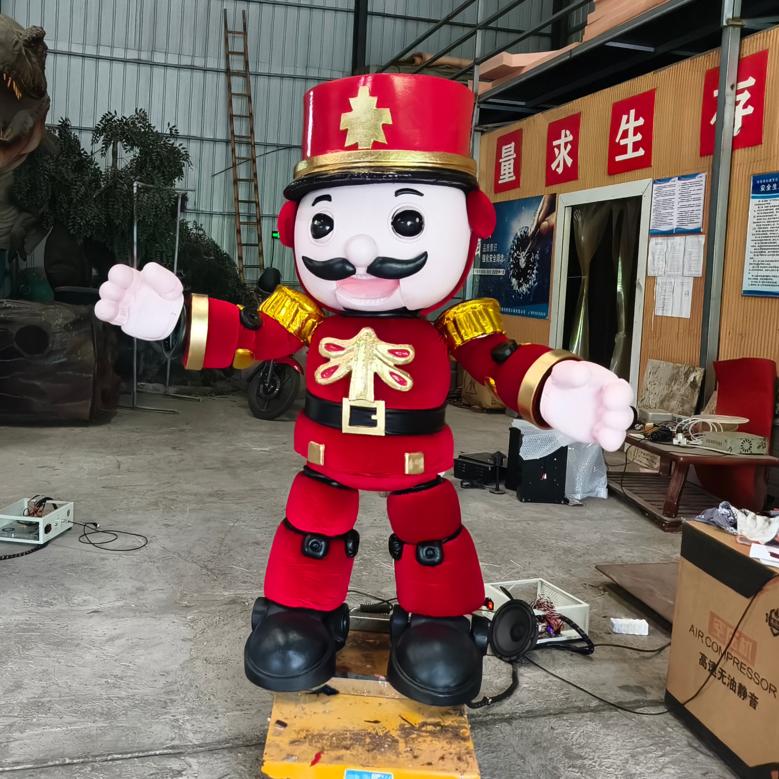 Amusement Equipment High Quality Realistic Animatronic Singing Nutcracker Christmas Props
