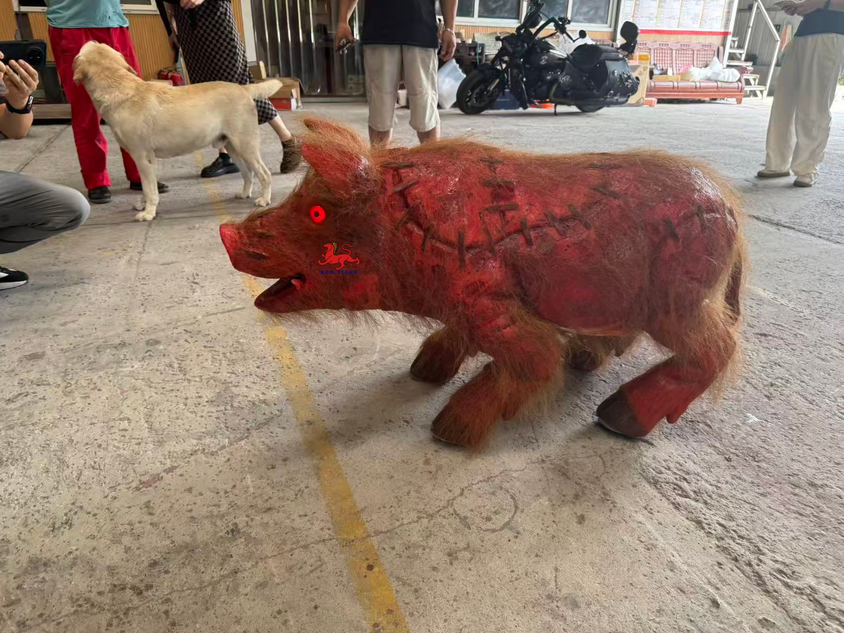 New Realistic Animatronic Walking Robot Bloody Robot Pig Remote Control Pig for Horror Events and Haunted House