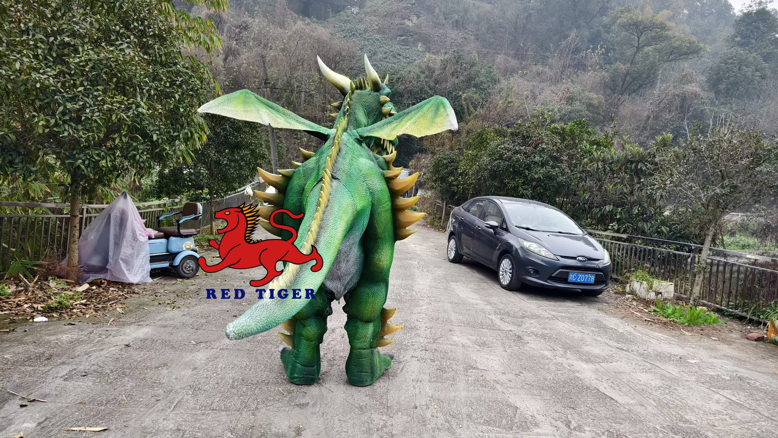 High-quality Lifelike Animatronic Fly Dragon Interactive Costume