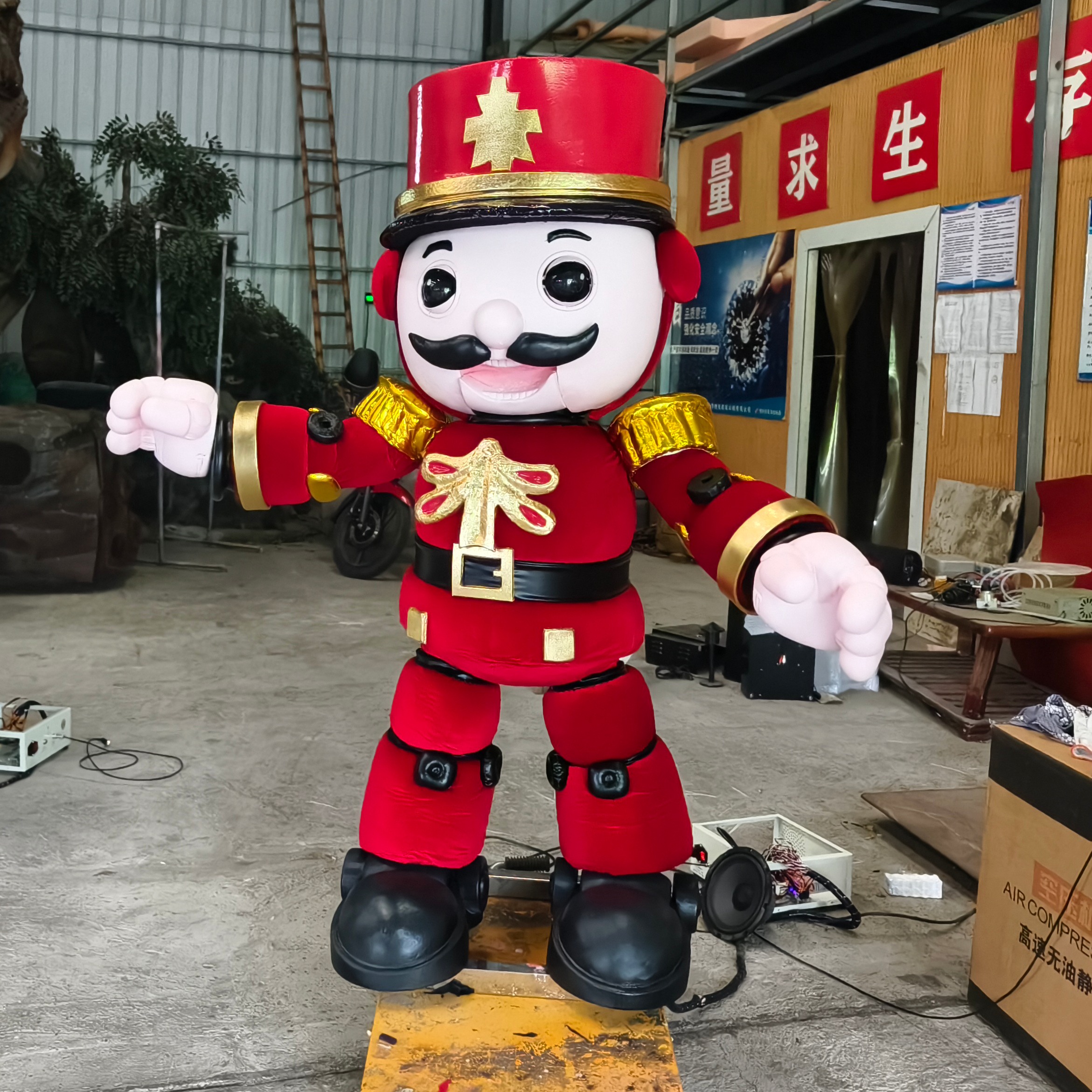 Amusement Equipment High Quality Realistic Animatronic Singing Nutcracker Christmas Props