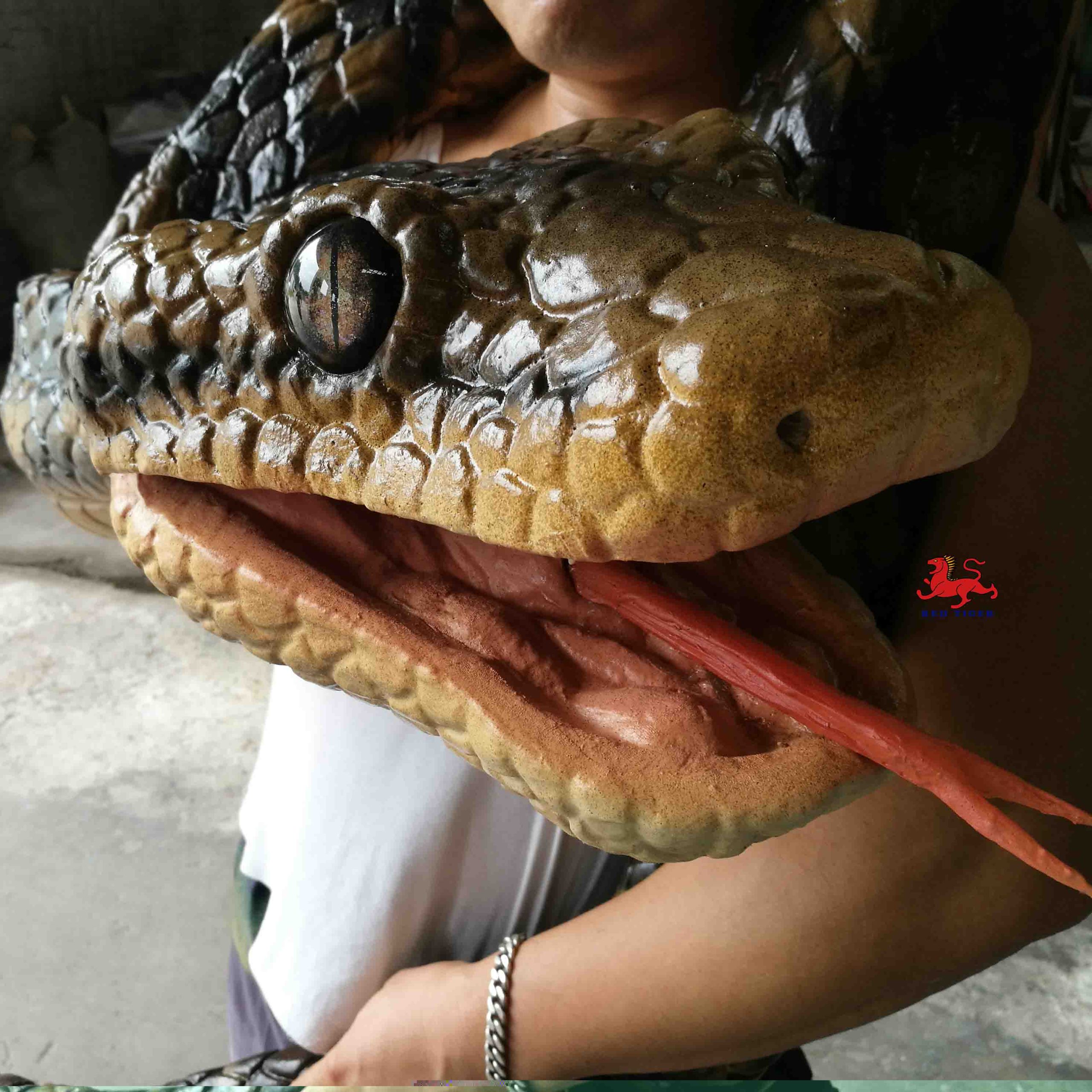 Amusement Park Products Robotic Animatronics Baby Realistic Snake Robot Snake Puppet on Shoulder for Sale