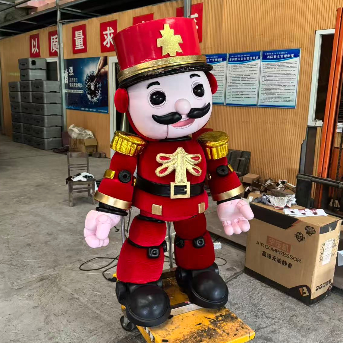 Amusement Equipment High Quality Realistic Animatronic Singing Nutcracker Christmas Props