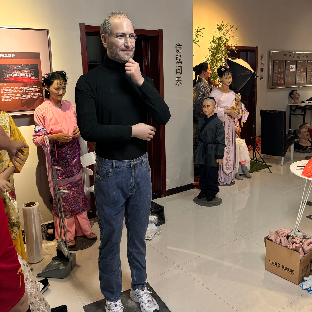 Realistic Lifesize Custom Celebrity Silicone Statue Wax Figure for Sale