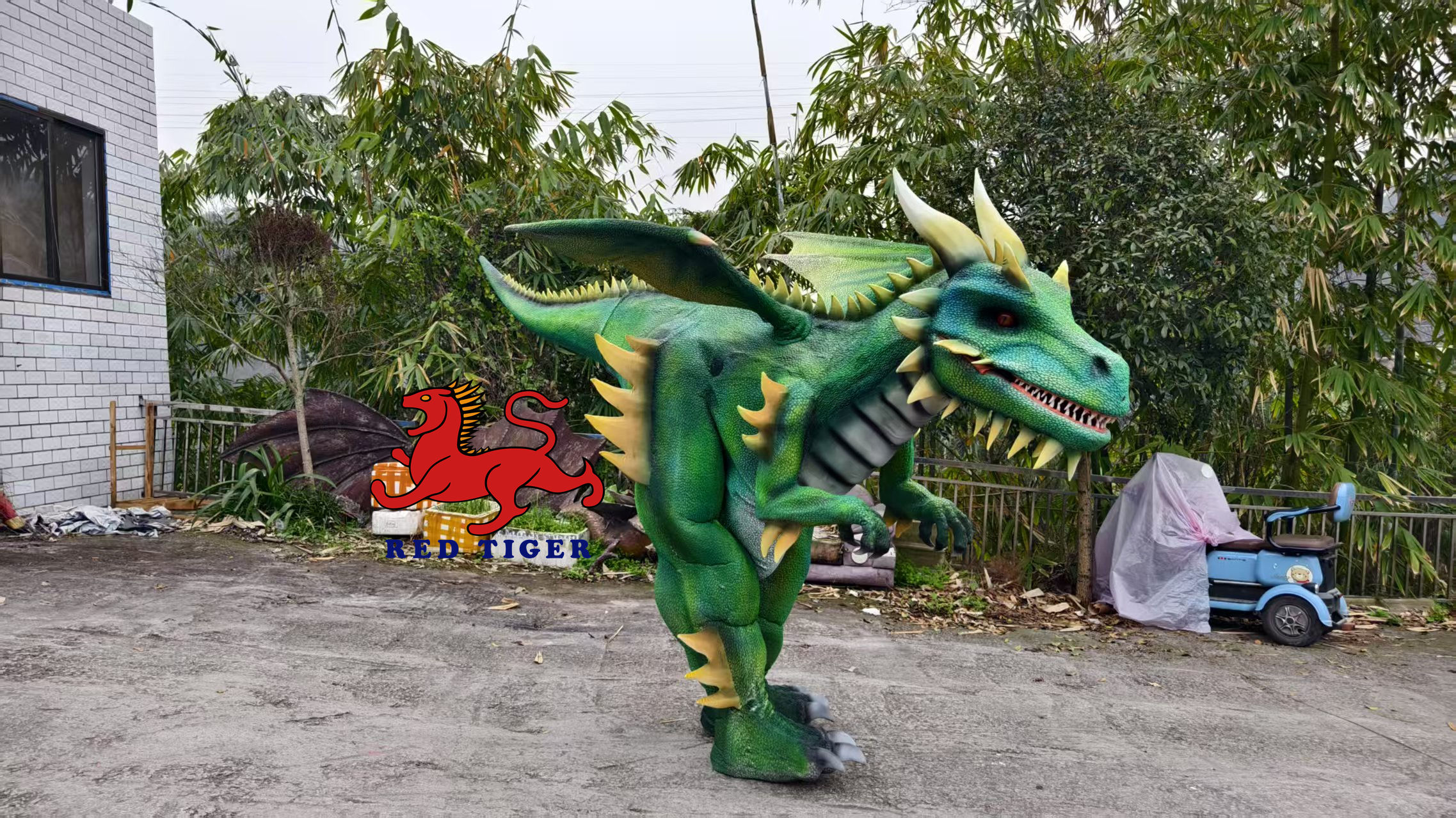 High-quality Lifelike Animatronic Fly Dragon Interactive Costume