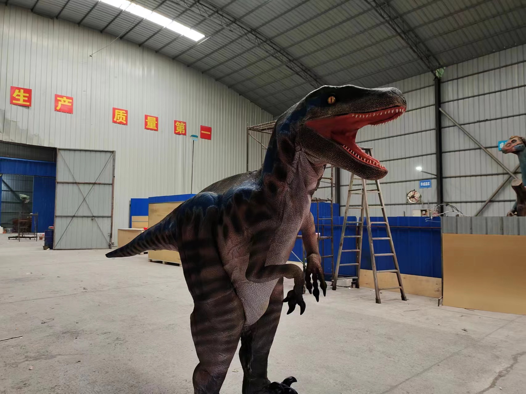Realistic Animatronic Raptor Dinosaur Costume with Plastic & PC Materials for Outdoor Garden Events & Shows